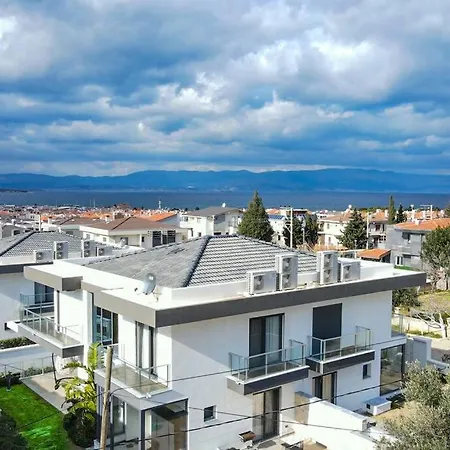 Cesmede Sakin Lueks Havuzlu Villa *